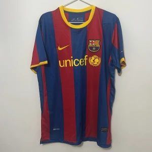 Barcelona tröja 10/11 - Riktigt ikonisk barca tröja från 10/11 säsongen i storlek L men passar även M. Mycket bra skick. Pris kan diskuteras.