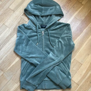 Grönt mjukis sett från Juicy Couture - Snyggt Juciy Couture sett! Det har använts ett par gånger men är fortfarande jätte bra i skick. Säljer då jag tyvärr inte har användning för de längre. Tröjan är i storlek XS och byxorna är i storlek XXS. Inköpta för 2100 men säljer för 900⭐️