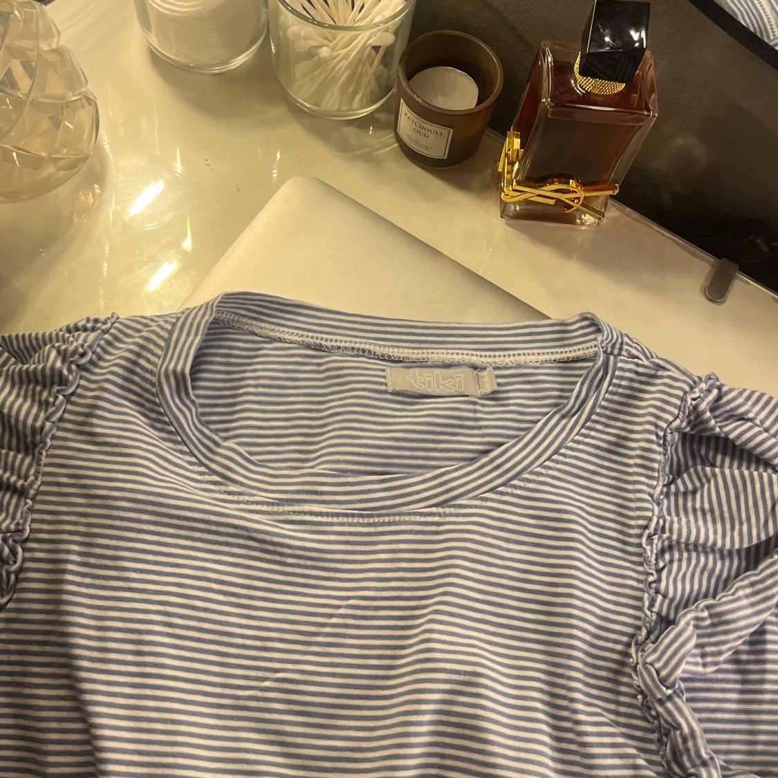 Blå- och vitrandig topp med volang  - 3