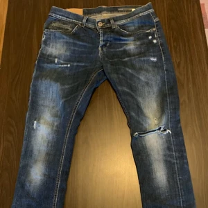 Blå jeans från Dondup - Dondup jeans med slitningar.