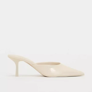 Ljusbeige/krämvita pumps med spetsig tå - Eleganta klackar med spetsig tå och smal klack. Perfekta för en stilren look. Använda 1 gång