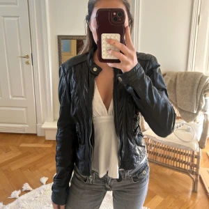 Skinnjacka RockandBlue - Säljer nu min skinnjacka ifrån RockAndBlue! En tidlös jacka med äkta skinn i storlek 36. Den är väl omhändertagen så i mycket bra skick. Nypris ca 2200
