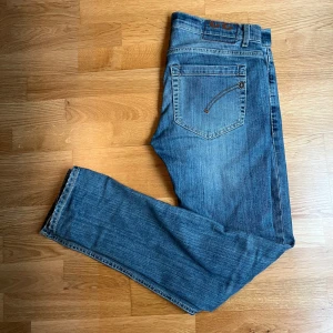 Blåa Dondups med slitningar - Säljer nu mina blåa Dondups med lite slitningar! Det är modellen george i strl 33. Skicket är 8.5/10 Hör av dig vid funderingar/bilder!