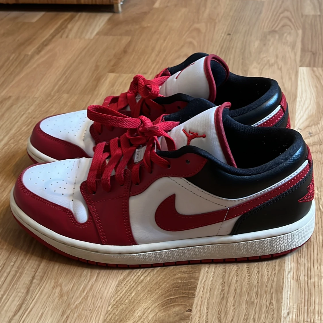 Nike Air Jordans i rött och vitt