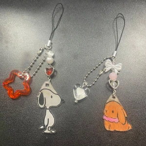 Snoopy och kanin phonecharm - PRIS ENDAST FÖR EN!! Kontakta innan du trycker pà köp nu, om du inte kontaktar kommer du ej fà din produkt. Allting r handgjort av mig med massor av kärlek💞 skriv vid frägor eller intresse, tar emot köp nu (kontakta forst och säg vilken av dem du vill ha!) eller swish :3