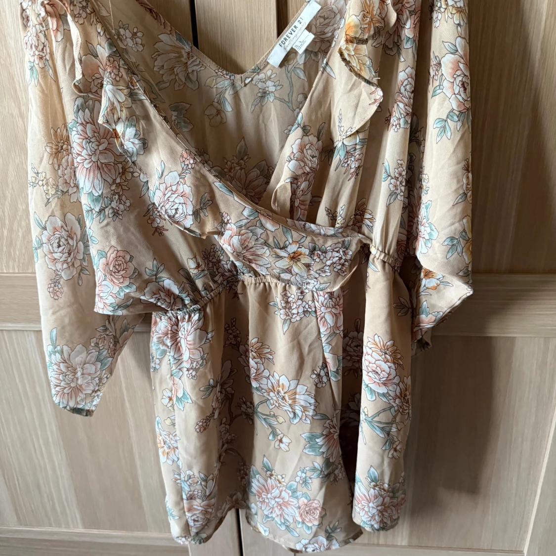 Ljusblommig byxdress från Forever 21 med v-ringning, volangdetaljer och öppen axel. Superfin till sommar, fest, semester eller midsommarfirande! - 2