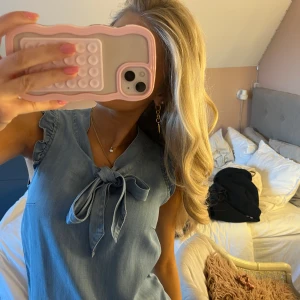 Blus - Jättefin blus som är knappt använd!!🌸🌸💖🥹(osäker på om jag vill sälja därav priset)