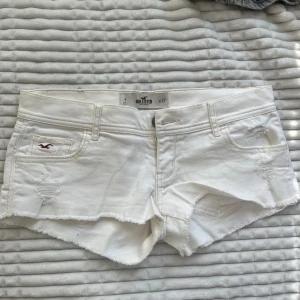 Vita lågmidja shorts från Hollister - Snygga vita shorts från Hollister. Storlek w27 eller S!
