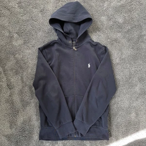 Ralph Lauren zip hoodie - Riktigt fet zip hoodie från Ralph Lauren i storlek xs. Skicket är som ny. Nypris runt 2000kr mitt pris endast 395kr. Pris kan diskuteras. Billigast på plick 