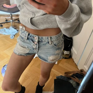 Ljusblåa lågmidjade / low rise / low waist jeansshorts - Ljusblåa lågmidjade / low rise / low waist jeansshorts med lite snygga slitningar☺️ DM för mer info som mått, fler bilder osv. Skriv innan köp💕. kolla in vad mer jag säljer och gör gärna ett bundle och för att få 10% rabatt!☺️