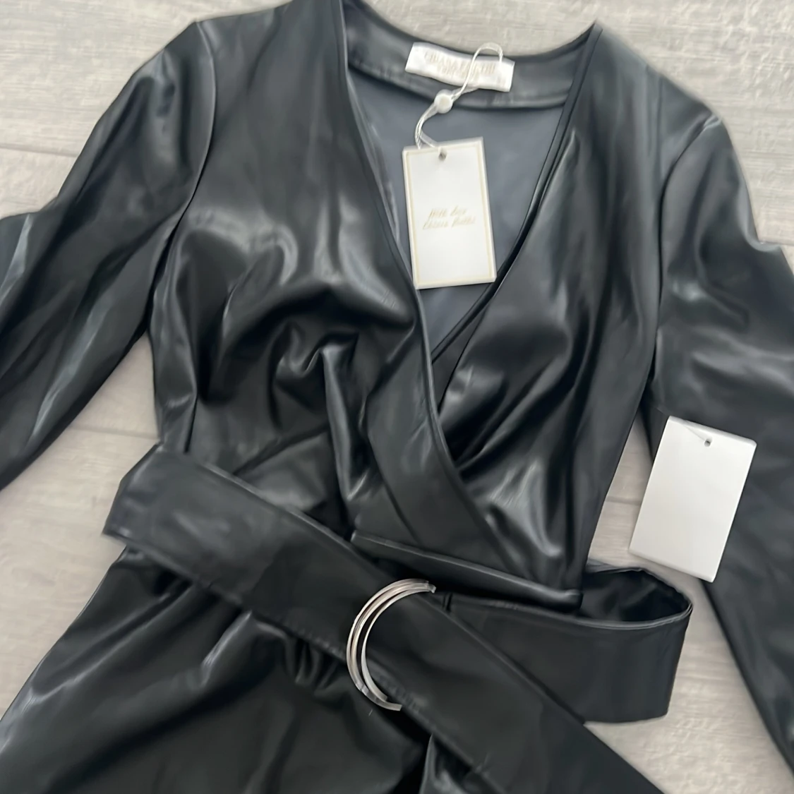 Svart omlottklänning i syntetmaterial - 1