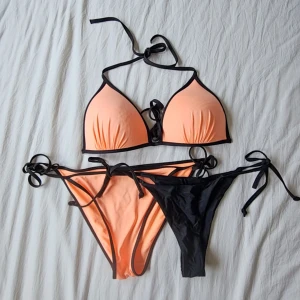 Bikini  - Aprikos bikini från H&M + svarta bikinitrosor. Alla 3 oanvända, överdelen storlek 44, aprikosa underdelen 38 och svarta 36/38! Riktigt fina, perfekt till sommarn då du kommer se riktigt brun ut i denna färg! 💞