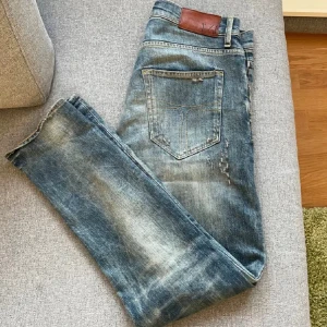 Tiger of Sweden jeans - Stilrena jeans från Tiger Of Sweden | Alla slitningar är från fabrik | Väldigt fint skicka | Kan tänkas gå ner i pris vid en snabb affär!