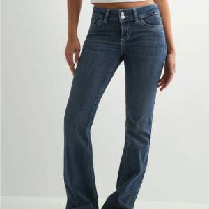 Populära lågmidjade jeans från Nelly. De är i nyskick, tyvärr för stora på mig. Nypris 700kr