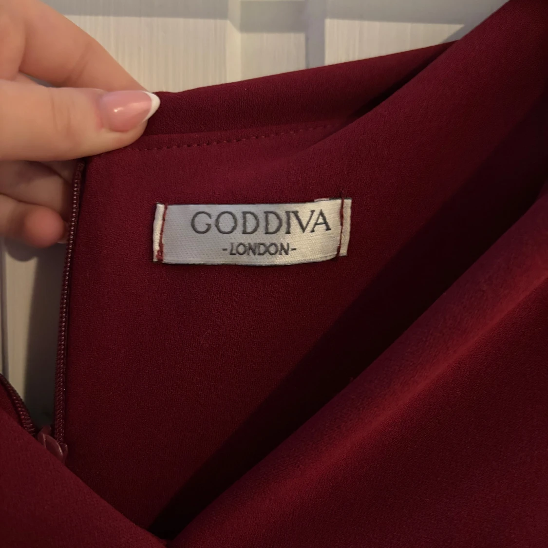 Vinröd långklänning från Goddiva - 2