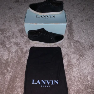 Lanvins - Tjenare😄, Säljer mina Lanvins för de passar inte mig längre tyvärr. De är i fint skick och väl omhändertagna. De tillkommer Låda och dustbag. Vid minsta fråga eller fundering hör av dig!😃