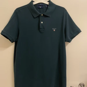  Pikétröja från gant - Mörkgrön pikétröja från Gant. Använd enstaka gånger inga defekter på den.