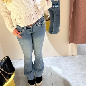 True Religion Joey - True religion jeans i modellen Joey. De är lågmidjade. Storlek W26, de är uppsydda till att passa mig som är 162 cm. Ca 80 cm innerbenslängd. Köpte de på carlings i januari så hyffsat nya❤️ 