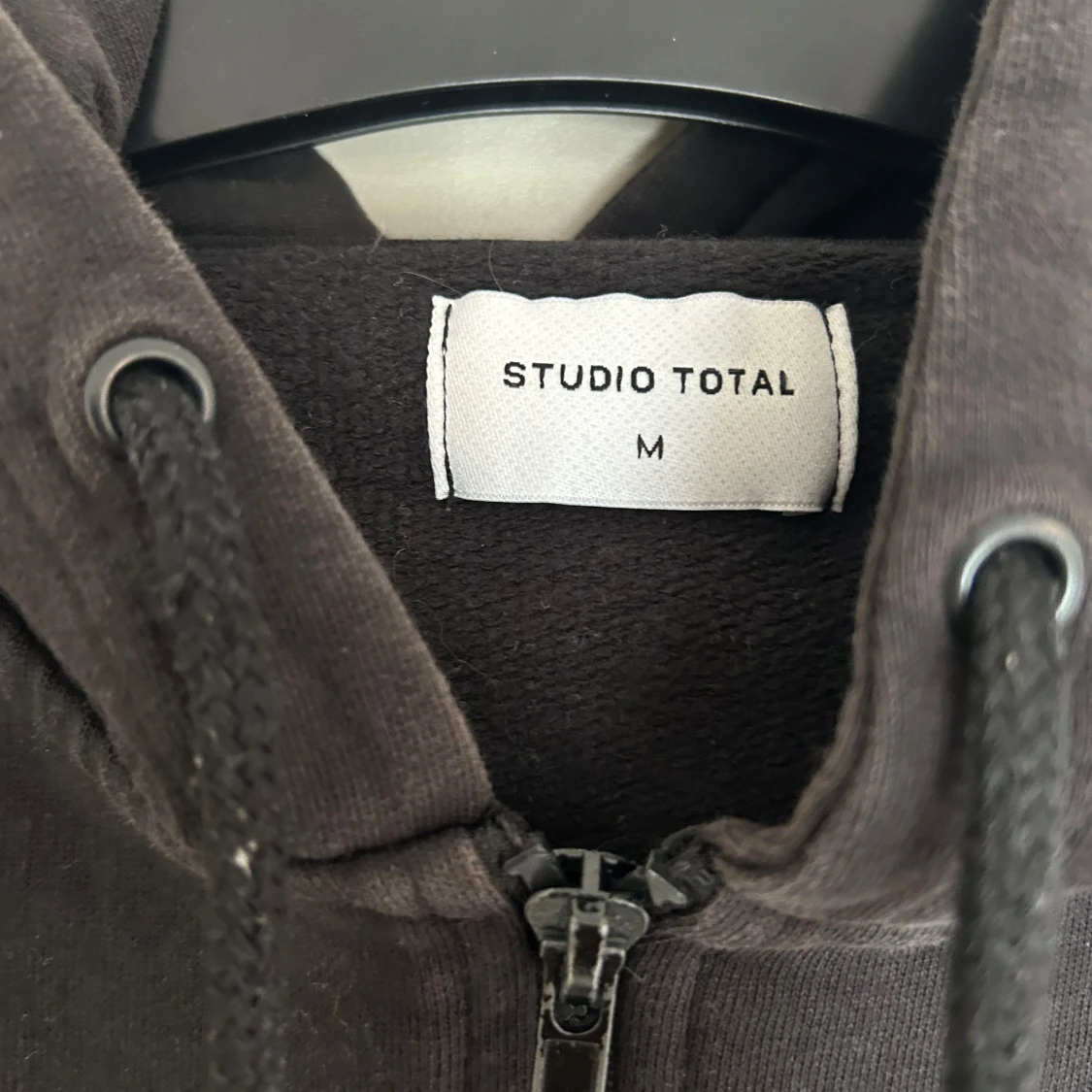 Svart hoodie från Studio Total - 1