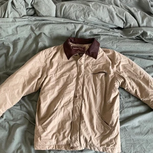 Vintage Marlboros jacka -  beige vintage jacka från Marlboro Classics med bruna detaljer. Jackan har en dragkedja och knappar framtill samt en bröstficka med dragkedja. Perfekt för en stilren look. Tveka inte på att höra av dig om fler bilder osv💯 pris diskuterbart🤑 postar inom 0-2arbetsdagar