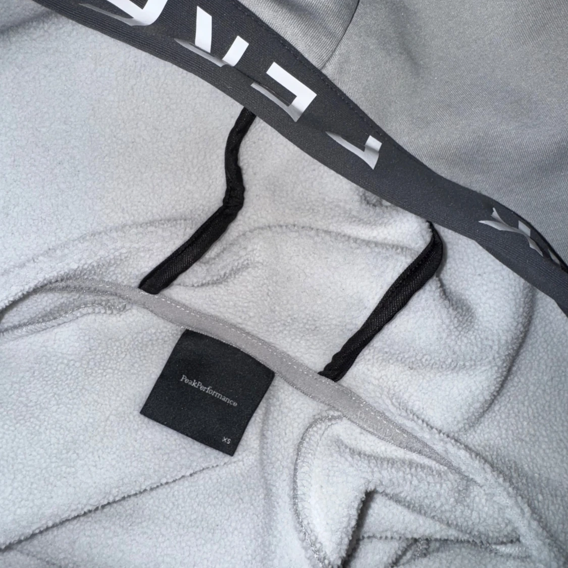 Grå huvtröja från Peak Performance - 2