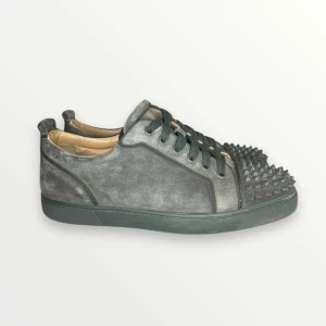 Christian Louboutin  - Skick 9/10 1 nit borta, inget og, självklart äkta, storlek 42,5