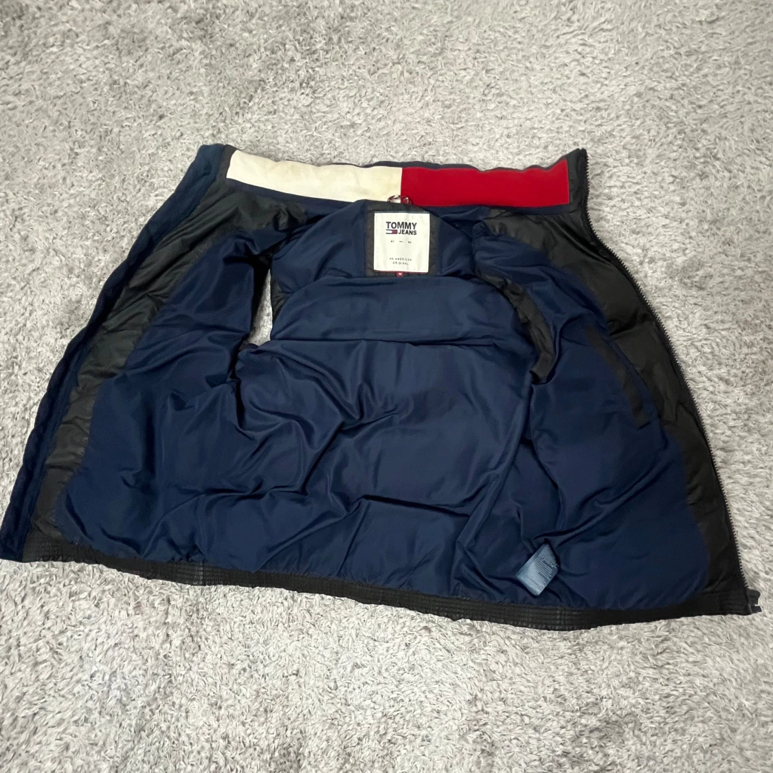 Svart dunväst från Tommy Hilfiger i storlek M - 2