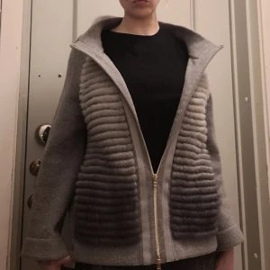 Herno cardigan med minkpäls - Säljer en supersnygg och trendig ulljacka/cardigan från Herno! Det är i cashmere och ull så är riktigt skön och varm! Passar så så bra nu i vår men även i sommar på kallare dagar💕 pälsdetaljer i exklusiv minkpäls på framsidan som är så så mjuk!  Säljer endast till bra pris! Köpt för 14000💕