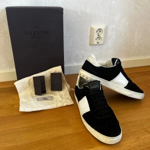 Valentino flycrew  - Säljer nu ett par riktigt snygga valentino flycrew🔥| De är i storlek 44,5 och passar 45. | De är bra skick, 8,5/10 med alla nitar kvar!🔥| Endast några små slitage vid båda hälarna. | Kort, dustbag och box följer dessutom med! | Bara att skriva vid minsta fundering📝| Fraktar självklart inom 24h📦