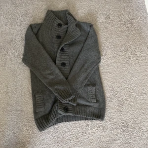 Stickad cardigan  - Tjena säljer en snygg stickad cardigan, säljer då den inte satt bra på mig, skick 9/10.  Skriv för mer bilder eller fundering 