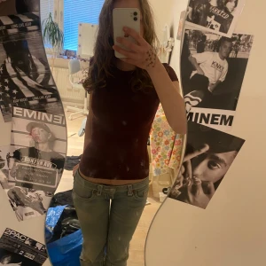 Vinröd t-shirt från 157 - Säljer en vinröd t-shirt från 157 i storlek XS. T-shirten har en enkel design med korta ärmar och är perfekt för en avslappnad stil. Passar bra till allt! 