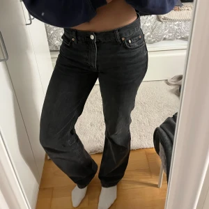 Svarta jeansbyxor - Super snygga jeans från weekday! Strl 34, nypris 600kr💕 de är i nyskick! (är 167cm för referens) 