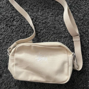 Stussy väska  - Stussy väska perfekt till sommaren, köpt direkt från hemsidan. I princip oanvänd!