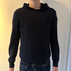 Svart Kashmir hoodie från Oscar Jacobson - Säljer en stilren svart hoodie från Oscar Jacobson. Tröjan har en klassisk design med långa ärmar och en bekväm passform. Perfekt för en avslappnad look. Bra för sommar och vår. Skriv vid frågor osv! Nypris 1800 mitt pris 499
