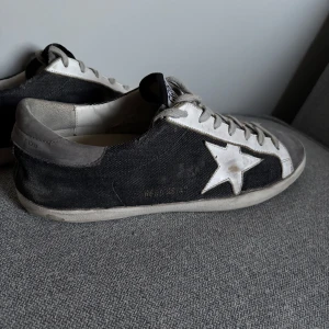 Golden Goose - Ett par fräscha men även unika skor från Golden Goose original storlek 42 kan passa EU43.Kan tänka mig att gå ner i pris vid snabb affär{,box ingår ej( finns Äkhetsbevis 🛑vid mer frågor eller bilder kan ni höra av er.