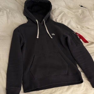 Alpha industries hoodie - Grå Alpha industries hoodie storlek xs. Knappt använt så i mycket bra skick:)