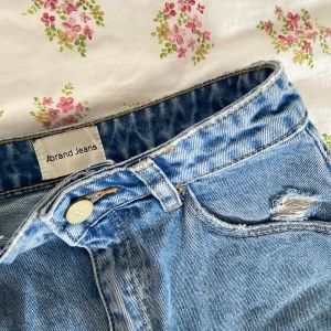 Blå jeansshorts från Abrand Jeans -  ett par blå jeansshorts från Abrand Jeans. De har en hög midja och slitna detaljer.💙