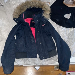 Hollister jacka  - Säljer en vår/höstjacka från hollister som inte är fodrad. Den slutar vid midjan och dragkedjan krånglar men man kan lätt laga det.