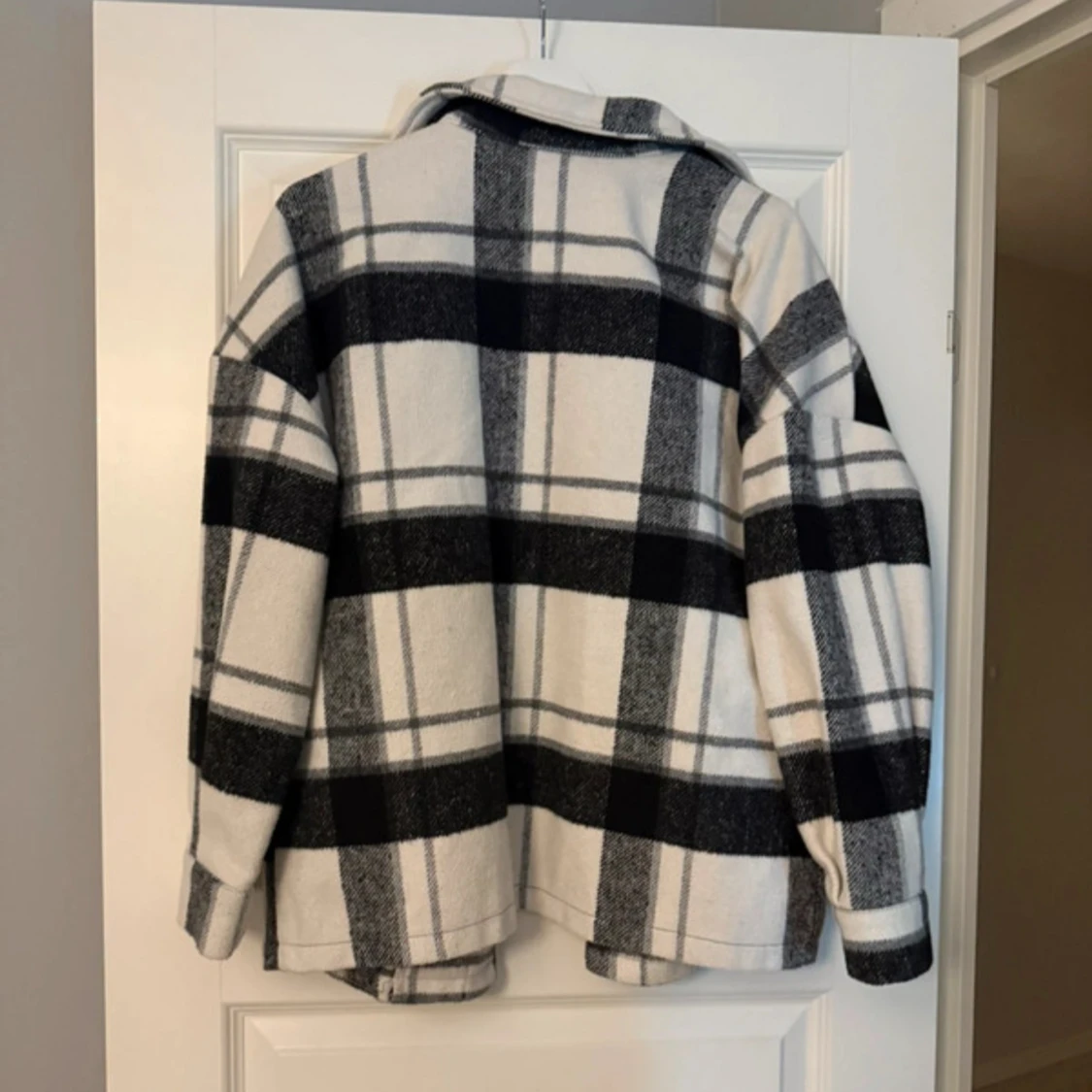 Rutig overshirt i svart och vit - 1