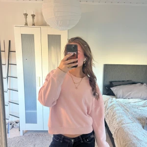 Rosa långärmad tröja  - Basic rosa tröja från lager. hör av er vid funderingar💕