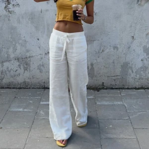 Alobha Label Linnebyxor - Linnebyxor från Alobha Label i storlek xs. Bra i längden på mig som är 175 men säljer pga att dom börjar bli för små. Lite smutsiga längst ner på bakbenen men inget man tänker på när man har på sig dem.