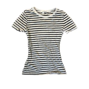 Randig t-shirt - Snygg och klassisk randig t-shirt i svart och vitt. Perfekt för vardagen. Kortärmad och i mjukt material för extra komfort! Sitter fint runt kroppen och ränderna framhäver kurvor! Pris kan diskuteras💞