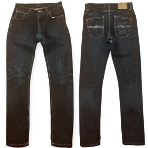 Nudie Selvedge Jeans - Nudie Jeans Grim tim Dry Paper Selvedge. Storlek 30/34. Skick 7/10 då dom har en lagning i skrevet, denna syns inte när man har på sig dom. Dom är otroligt ovanliga dom det bara gjordes 183 par och detta är par 84. Priset är inte fast, är också öppen för byten