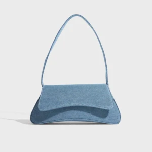 Blå axelväska från Gina Tricot - Snygg blå axelväska i jeansmaterial från Gina Tricot. Oanvänd med etikett på. Slutsåld överallt. Nypris 299kr. Säljer för endast 189kr.