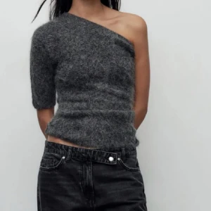 Grå offshoulder tröja - Säljer en stilren grå offshoulder tröja från Zara som ej kommer till användning ❣️