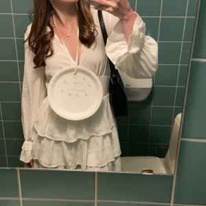 studentklänning från zara - säljer min superfina studentklänning från zara som inte säljs längre! endast använd en gång så i nästintill oanvänt skick! bara att skriva vid frågor eller om fler bilder🌸kan också funka som midsommarklänning exempelvis:) är stretchig så kan funka från xs-m.