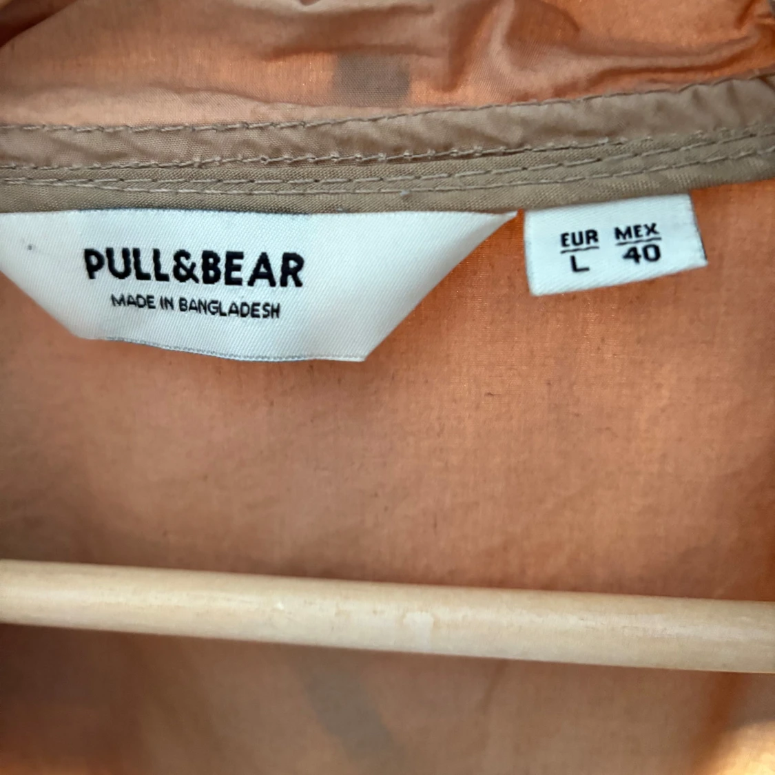 Beige vindjacka från Pull&Bear - 2