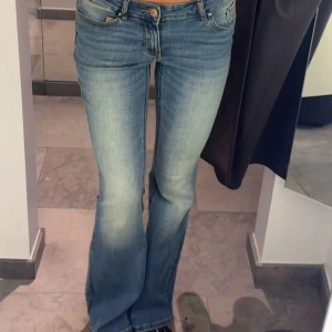 Vero Moda jeans - Snygga blå bootcut jeans från Vero Moda. Säljs pga att de inte kommer till användning så i bra skick! Skriv för frågor💞Stl xs men stretchiga så skulle säga att de passar en s oxå!