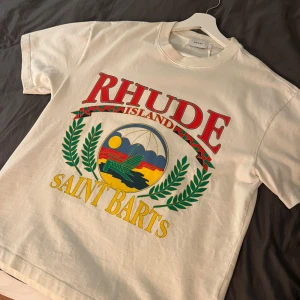 Rhude tee - Size small fits medium, condition stark 8.5/10, köpt på harvey Nichols Knightsbridge