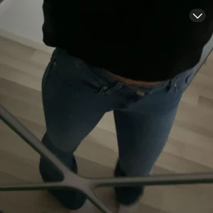Blåa lågmidjade jeans från vero moda - Superfina jeans från vero moda i storlek 34. 💗Vid frågor eller fler bilder bara hör av erså löser jag det.